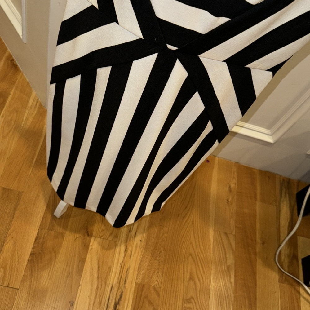 Black-and-white striped dress, size 6 - Picture 3 of 7